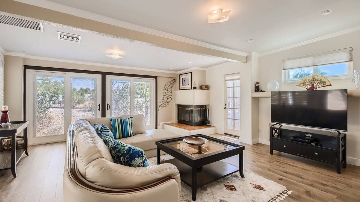 Hillcrest IX House | A Modern Mountain Home - minutes walk to Mtn Reserve & Golf Course
