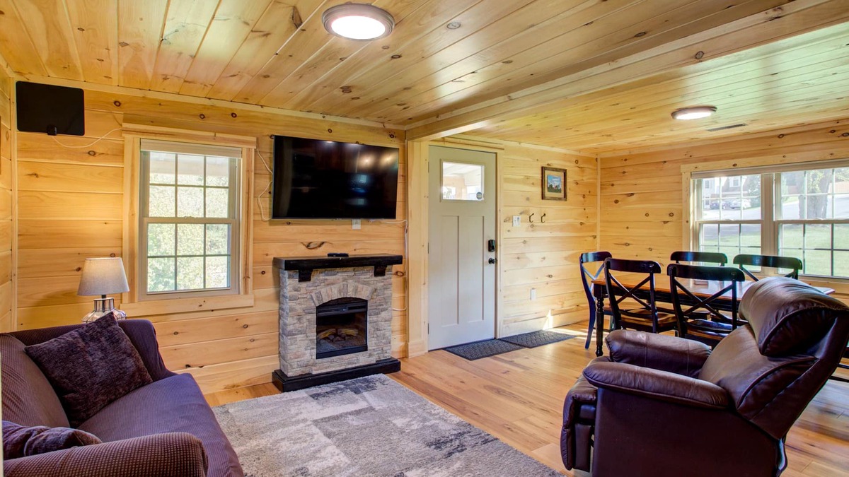 Elizabethtown House | A Modern Rustic Chalet with HOT TUB! Near Hershey, PA