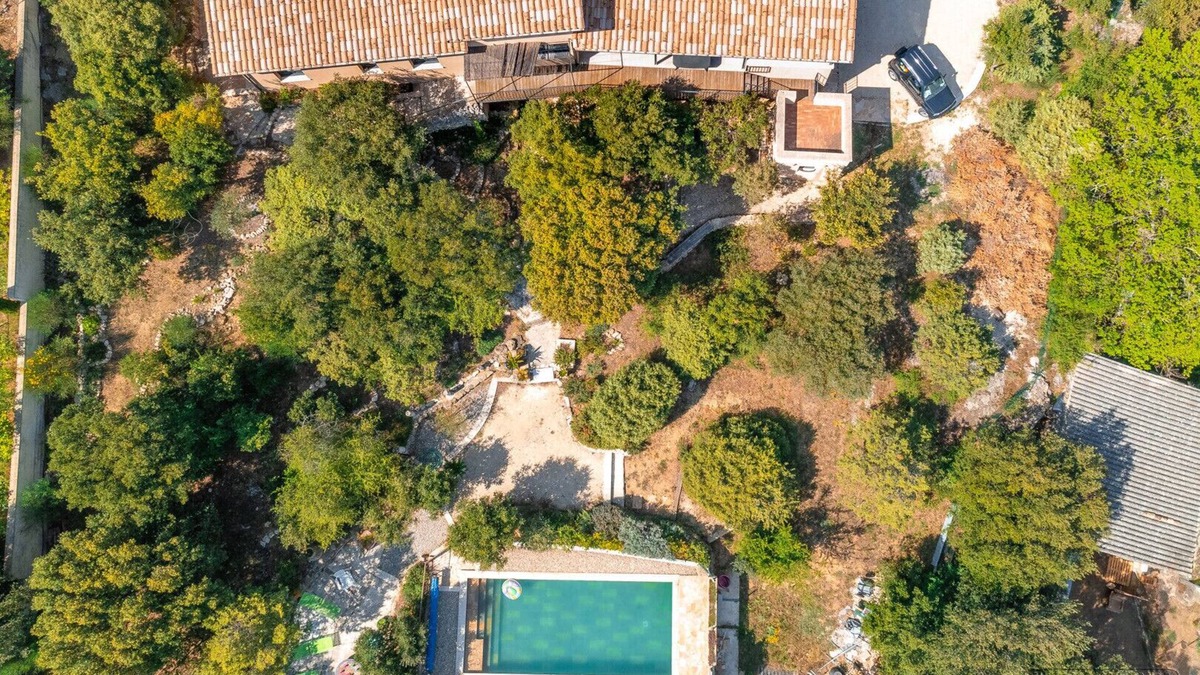 Reauville Villa | A modern villa with swimming pool and views in Drôme Provençale