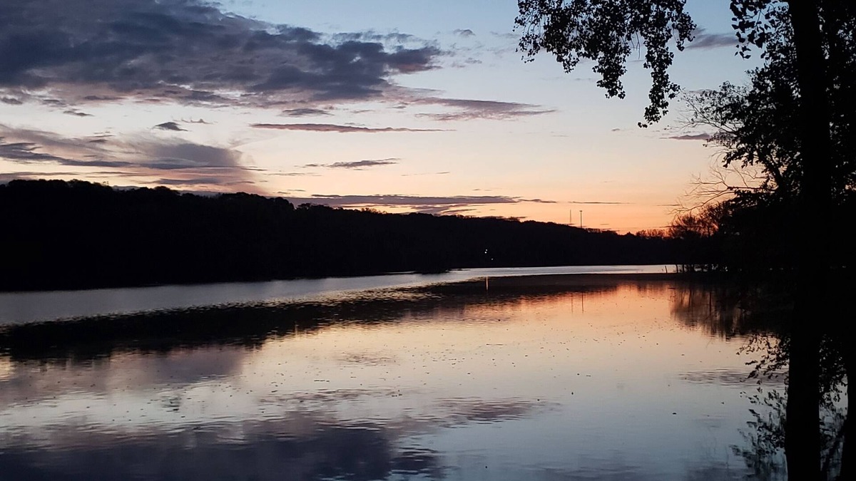 East Dubuque House | A MUST SEE! 2BR Lakefront Home w/Boats & More!