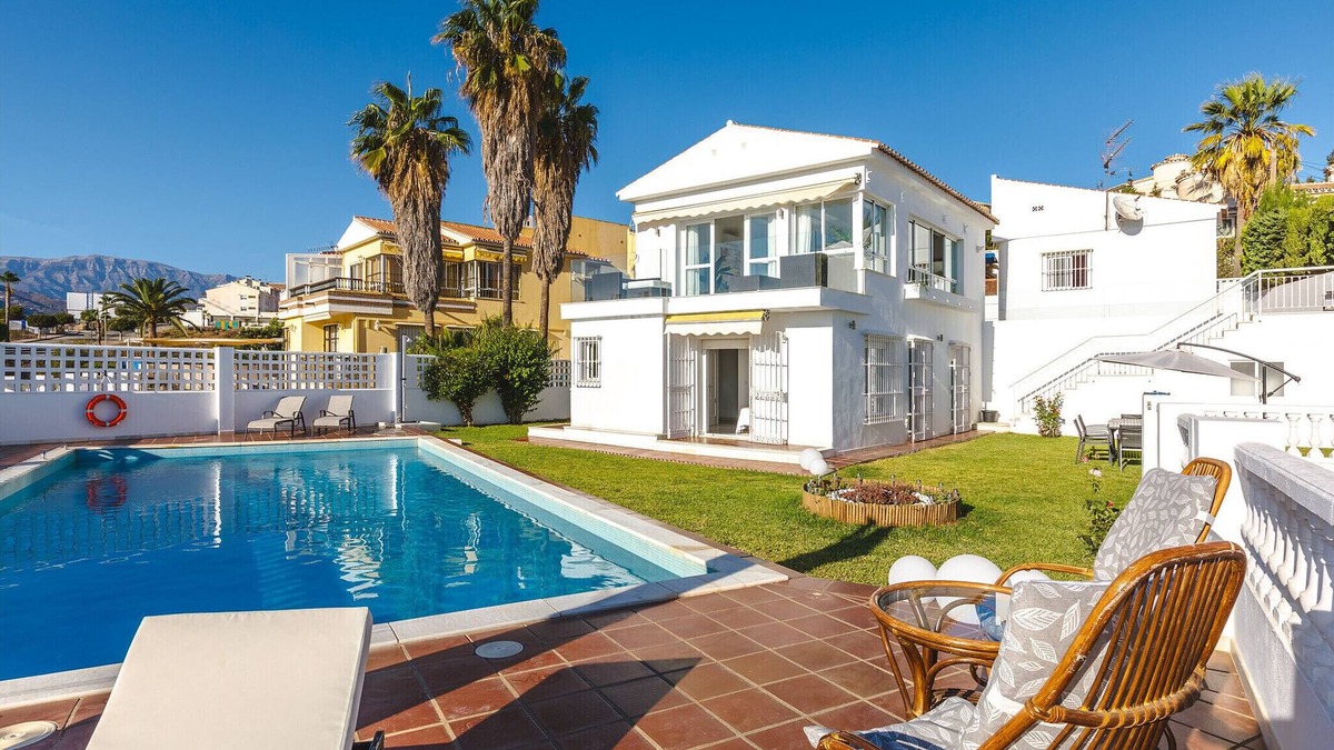 Caleta de Velez Ski Chalet | A&N Rivera Casa Blanca