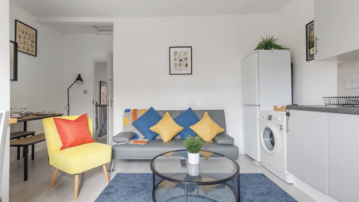 Park Royal Apartment | A newly renovated, cosy and stylish 2 bedroom serviced apartment in zone 2 near