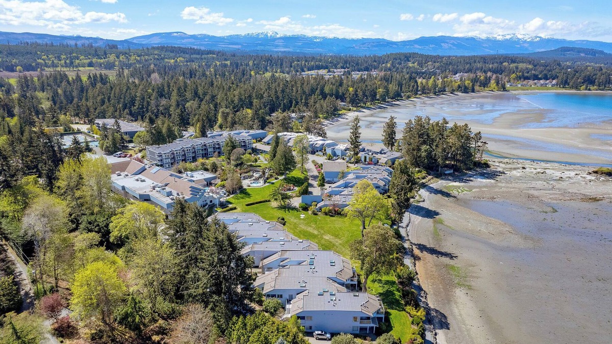 Regional District of Nanaimo Resort | A newly renovated studio w/a kitchenette and 2 beds @ the Pacific Shores Resort