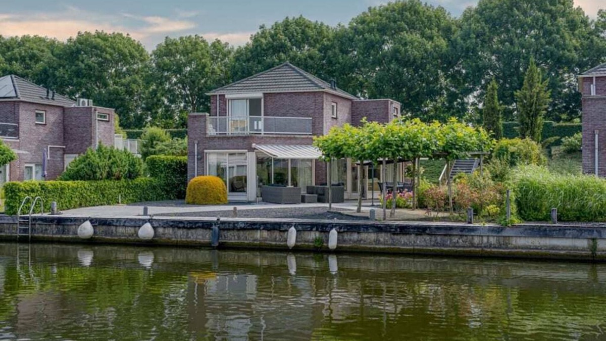 Oude-Tonge House | A panorama of water and nature from this comfortably furnished dike house!