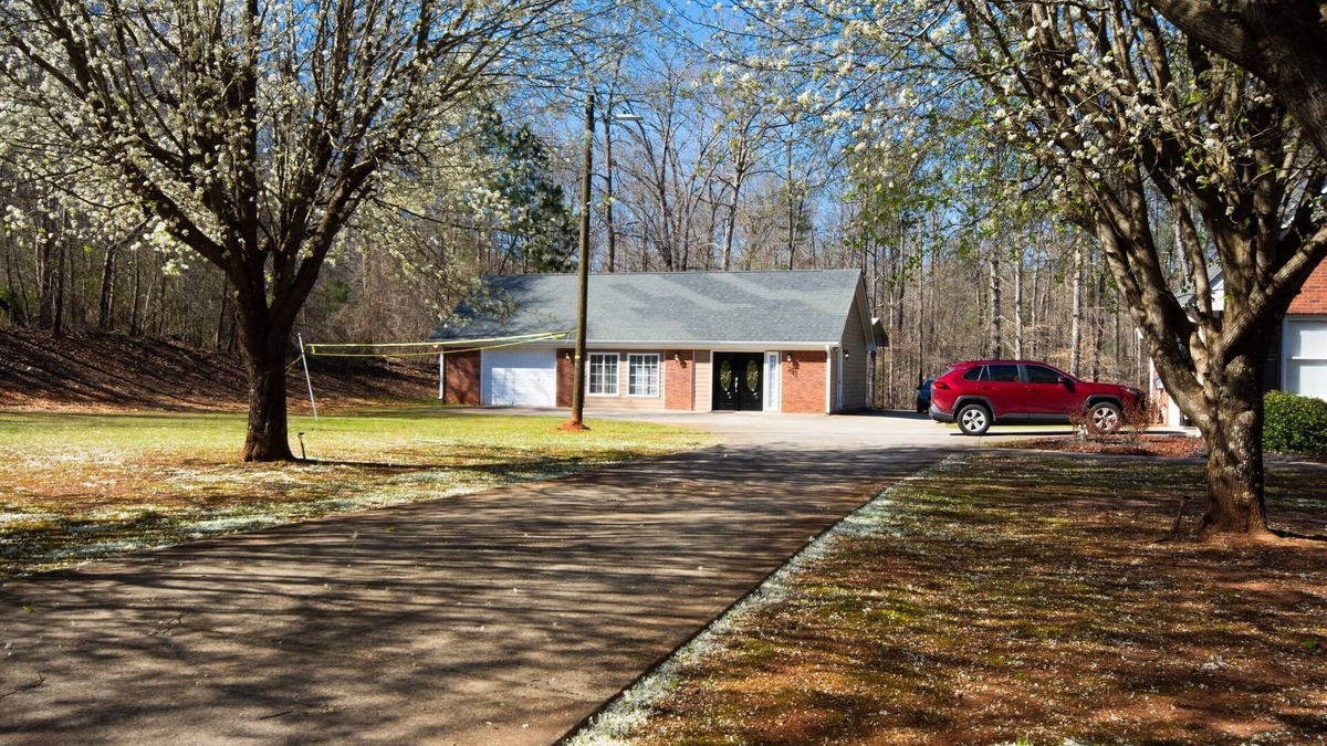 Oxford House | A Peaceful Hidden Treasure in Oxford, GA Entire 2 bedroom Guesthouse
