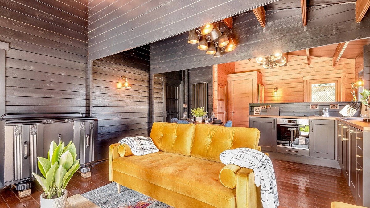Waterlooville Cottage | A peaceful luxury lodge with wood-fired hot tub, enclosed garden and private parking.