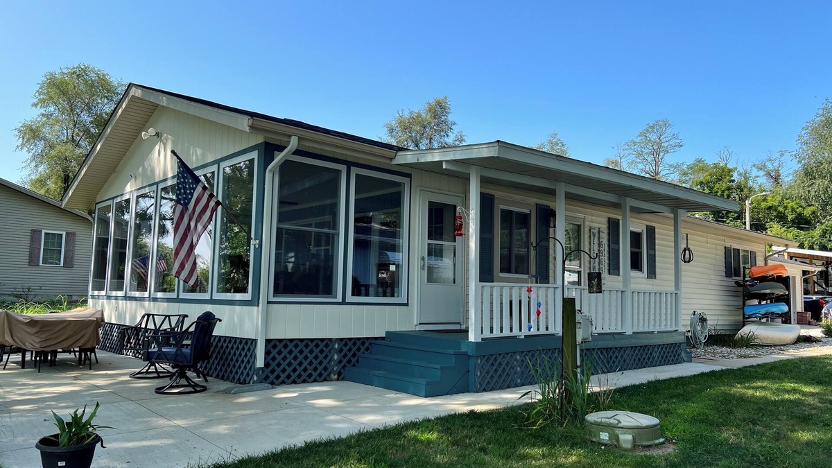 Monticello House | A peaceful retreat, come relax on Lake Shafer. Fire pit, kayaks & games.