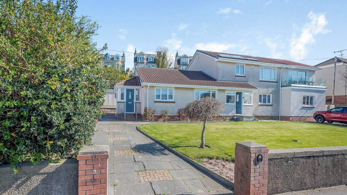Seamill Cottage | A perfect cottage for couples and friends alike.