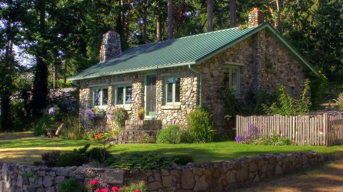 Bow Cottage | A Perfect Fall Getaway. Cozy, awesome views, close to fun hikes & great dining.