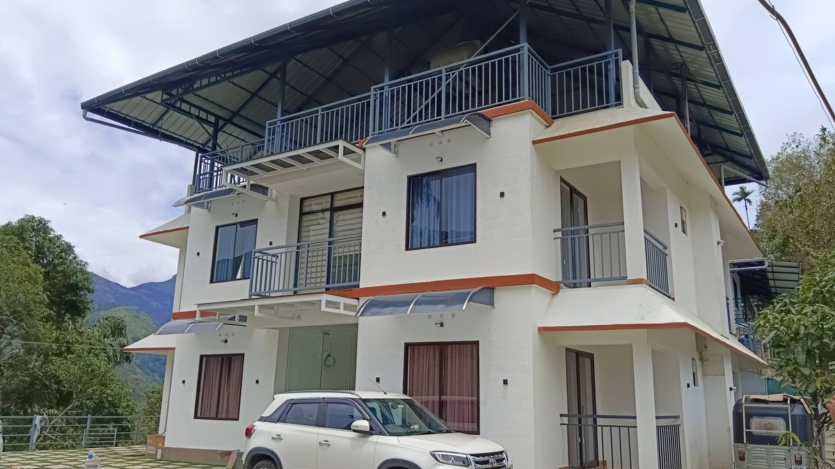 Chithirapuram House | A perfect Homestay with Wi-Fi has 8 Bed Rooms with balcony in Munnar