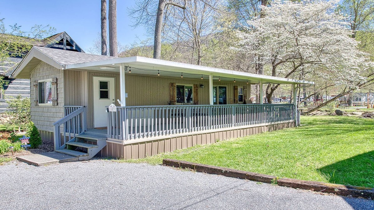 Maggie Valley Cottage | A Perfect Mountain Getaway - Cottage on the Creek