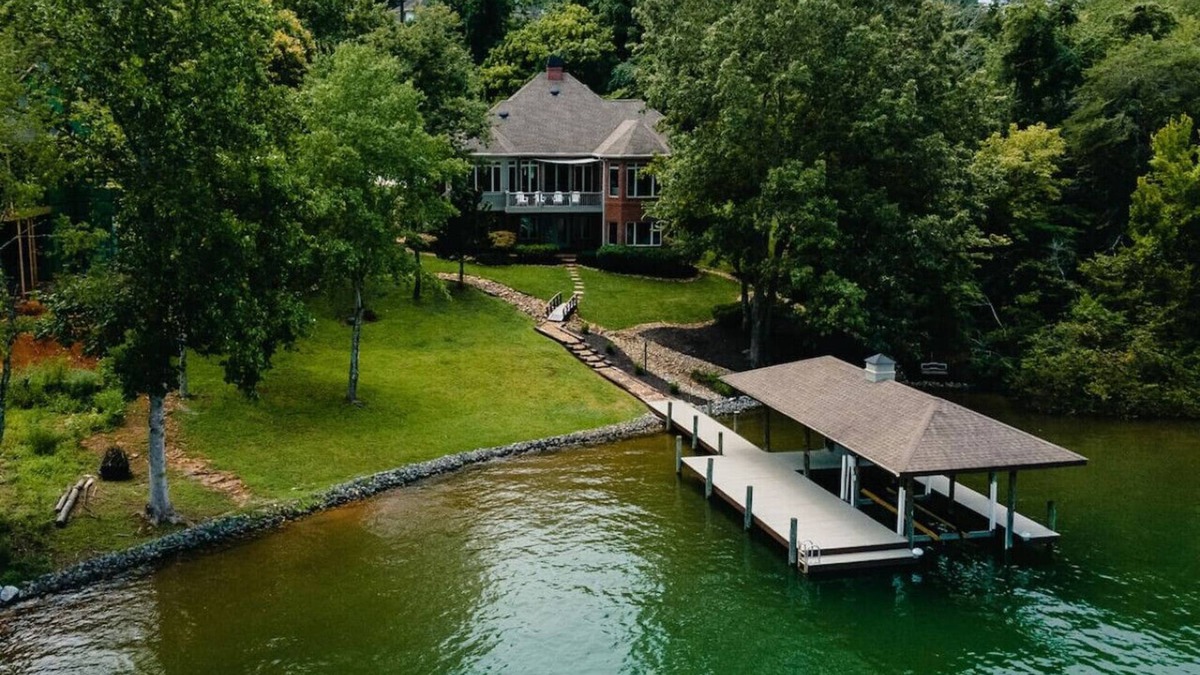 Tellico Village House | A Pet Friendly Luxury Lakefront Escape