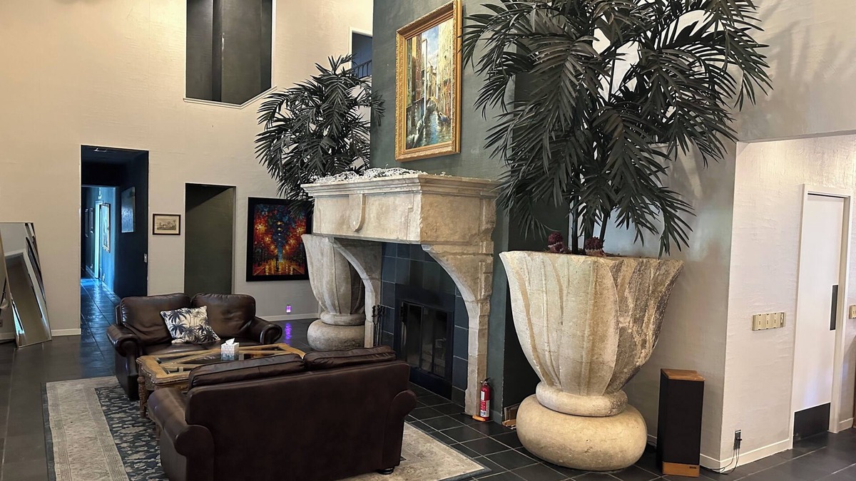 Shenandoah Valley House | A Pet-Friendly Oasis surrounded by wineries with a Pool, Jacuzzi, and Sauna.