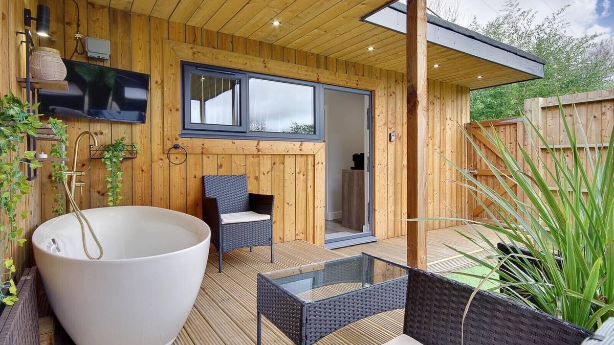 Matchams Apartment | A Petite Luxury Lodge with Outside Bath