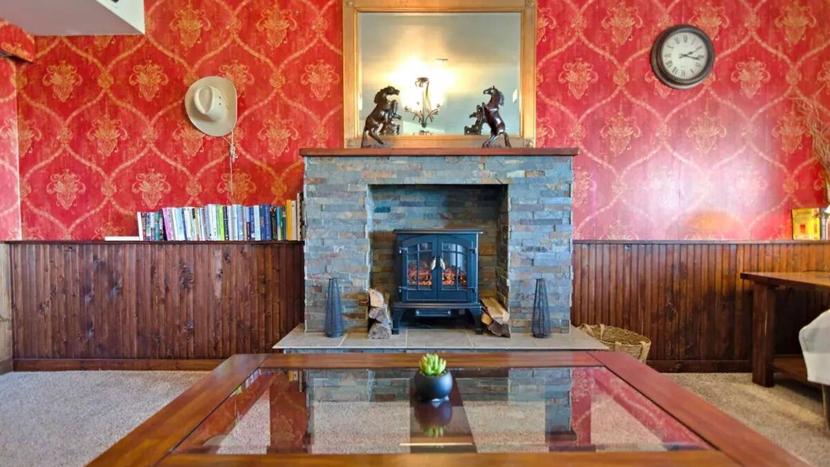 Cochrane House | A place full of character and charm-Gateway to Canadian Rockies