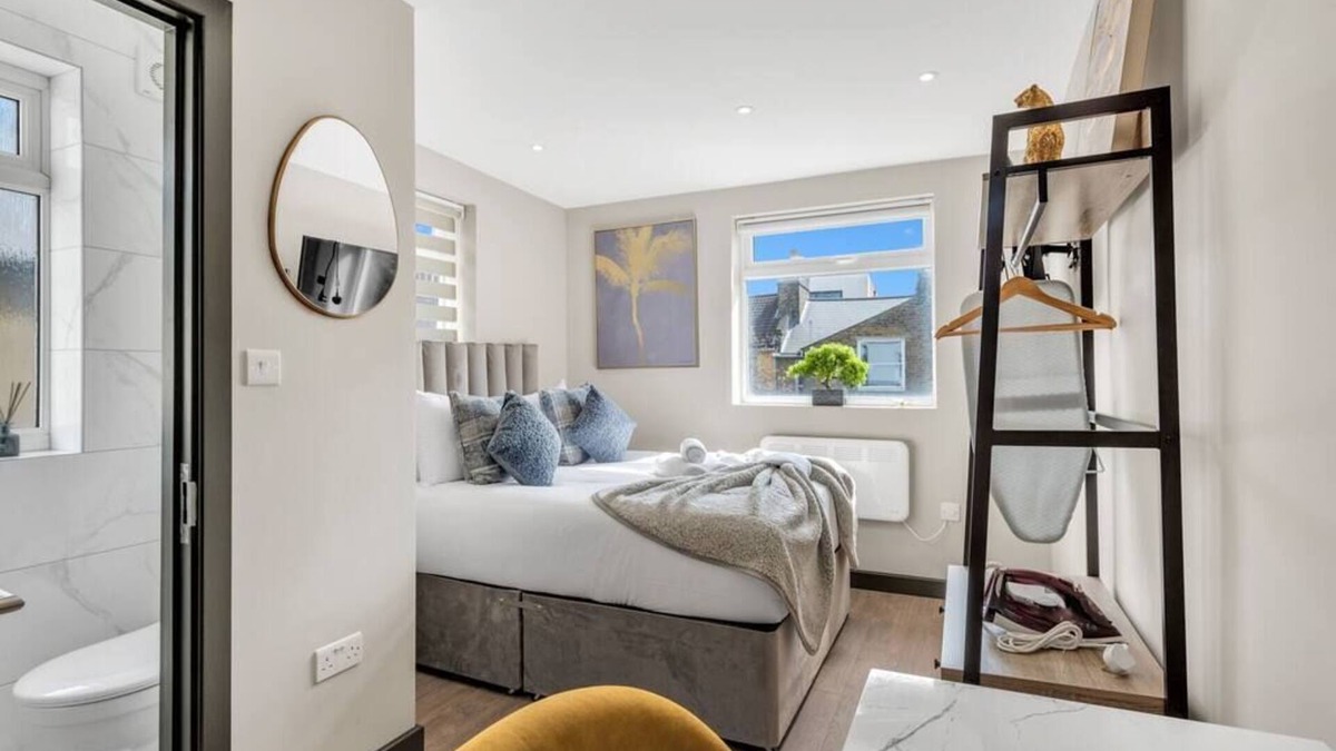Shacklewell Apartment | A Place to Dream: Airy Studio in Serene Locale