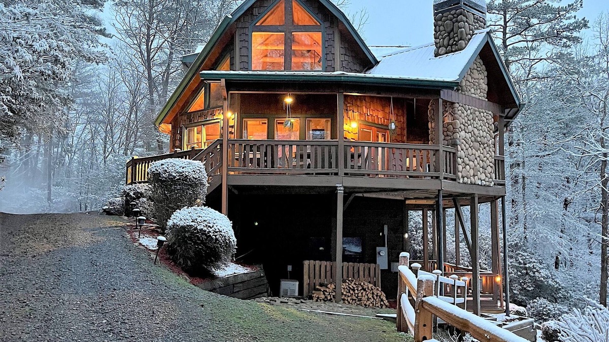 Foxfire Estates Cabin | "A Point of View" - Cozy Cabin. Long Range View. All paved roads.