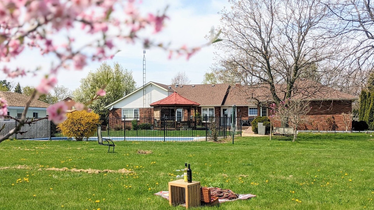 Niagara-on-the-Lake Bed & Breakfast | A poolside guest suite nested in a beautiful orchard along winery route