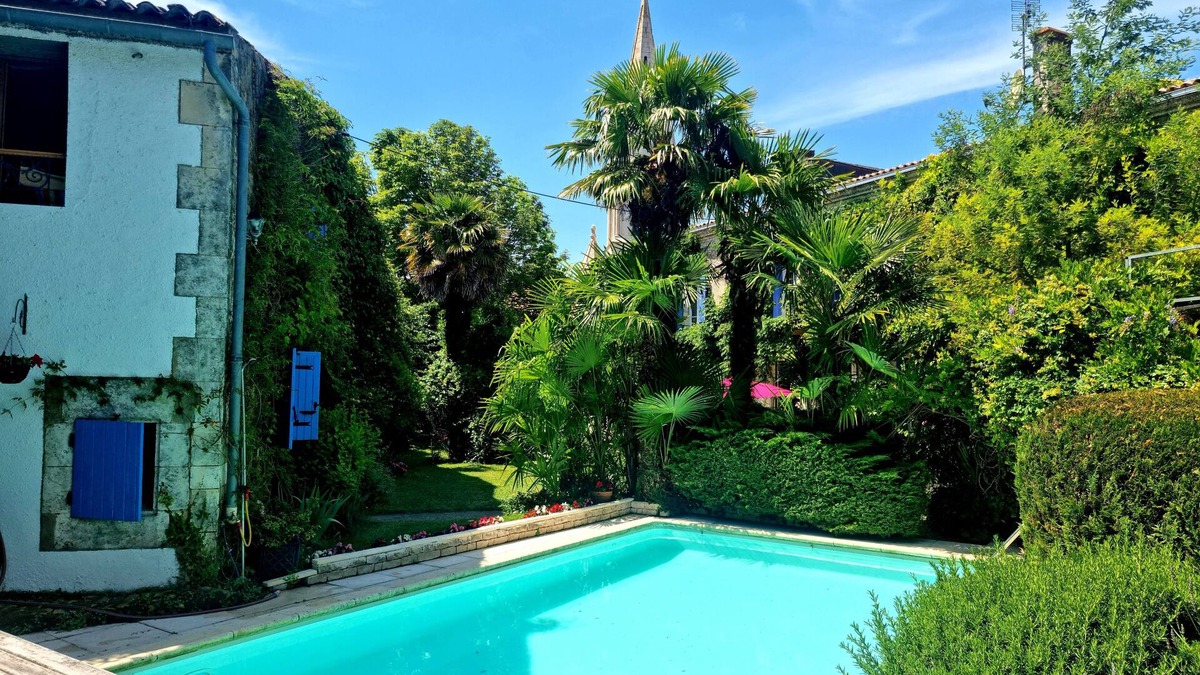 Chenac-Saint-Seurin-d'Uzet Cottage | A pretty cottage with pool and lovely garden in a village close to sea .
