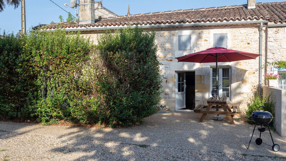 Saint-Simon-de-Pellouaille Cottage | A Proximité de Saintes, Gîte Climatisé 4/5 Personnes Avec Piscine