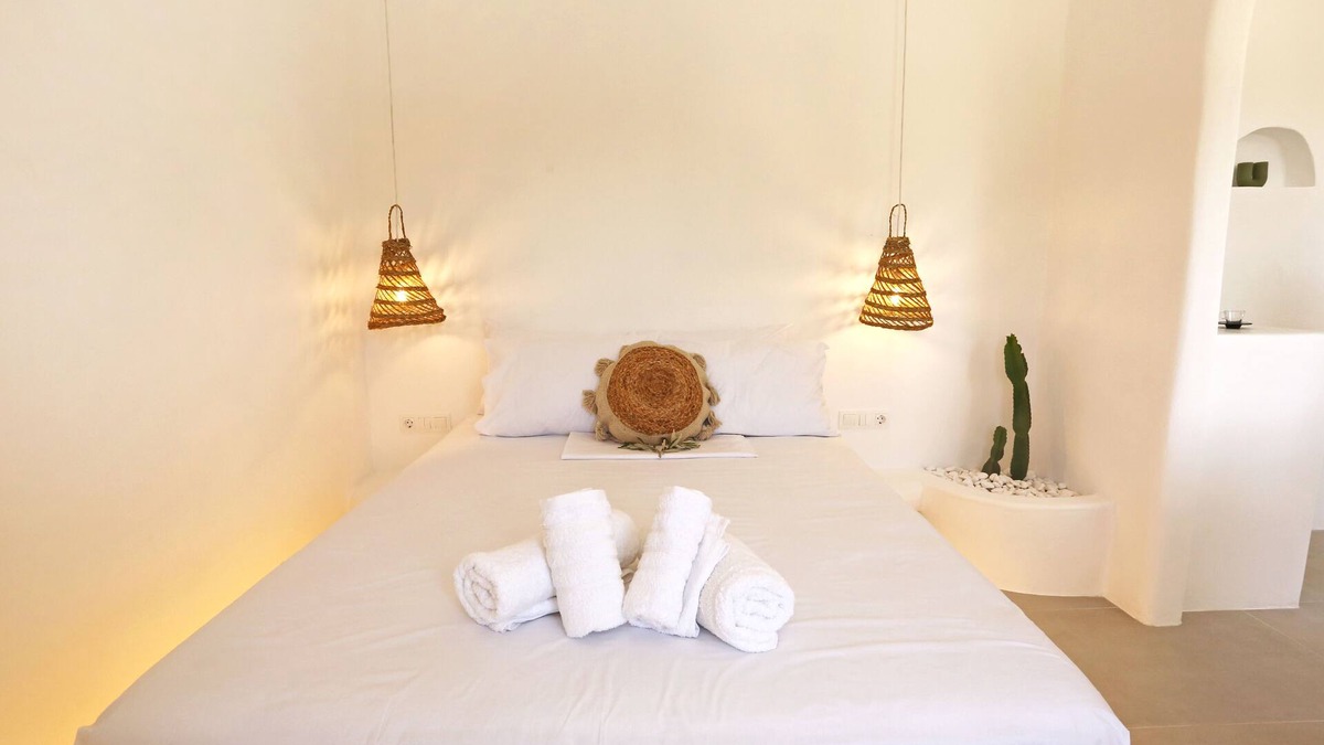 Kini Apartment | A privately owned home adorned in the distinctive, traditional Cycladic style.