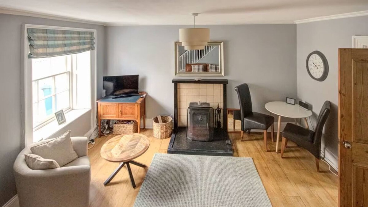 Golspie House | A quaint and quirky 1-bedroom cottage on the Main Street of the coastal village of Golspie.