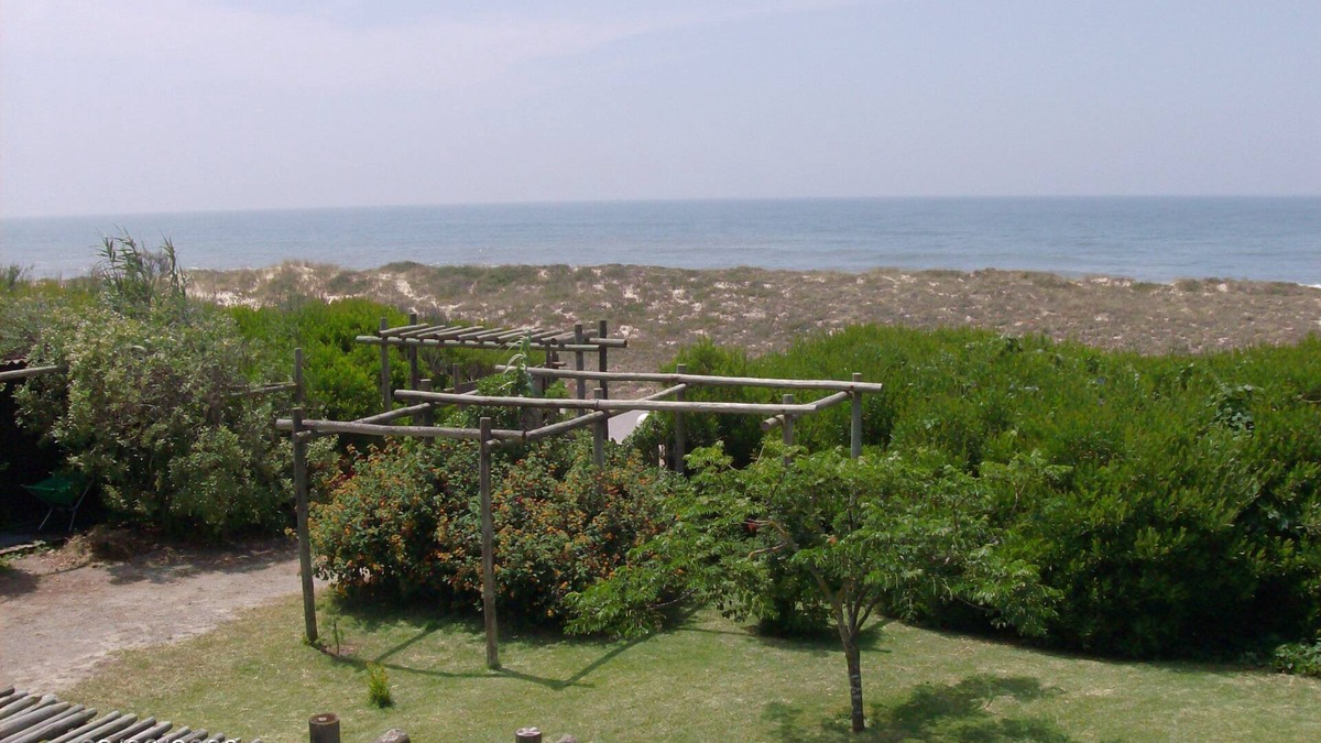 Quiaios House | A quiet and relaxing place! House on the sea front with a superb garden.