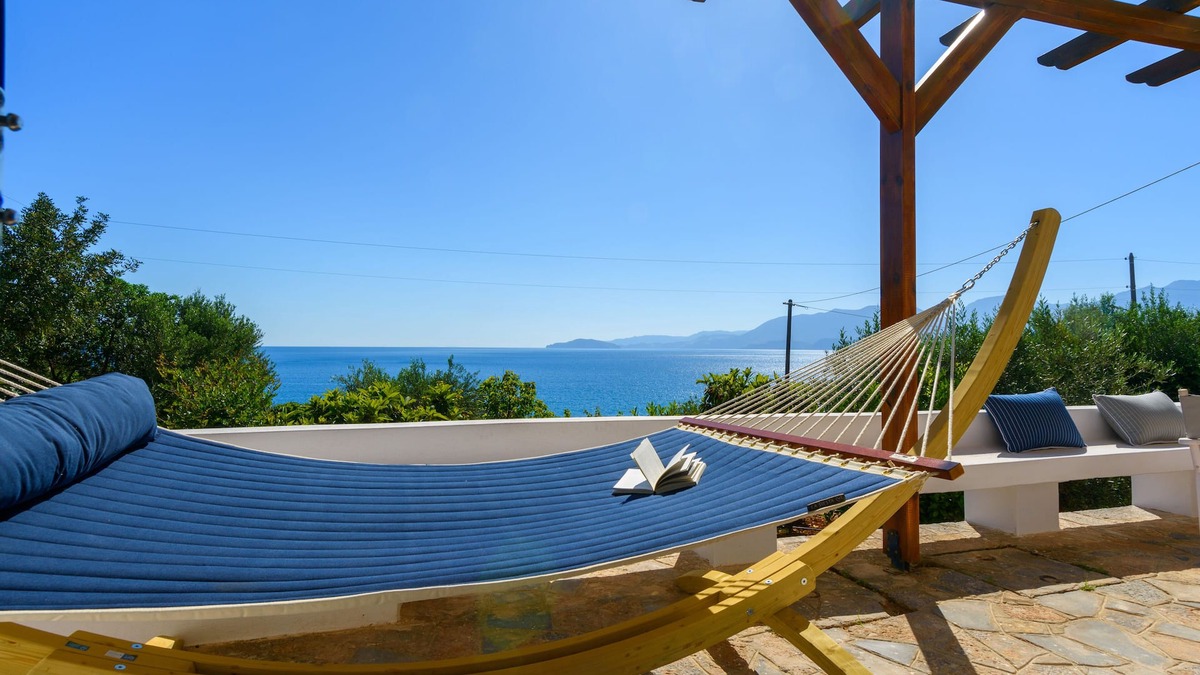 Ammoudara House | A quiet, garden and sea view villa