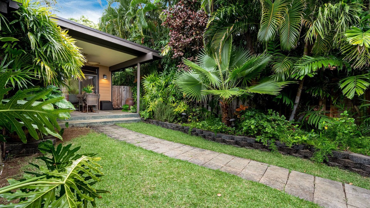 Kahala Apartment | A Quiet Honolulu LUX STUDIO near Diamond Head & Waikiki w/private yard space