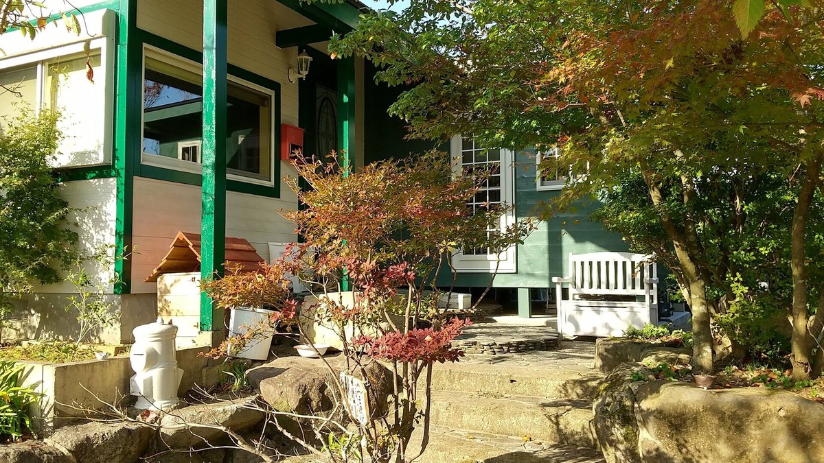 Omura Cabin | A quiet, one-unit vacation home for rent. Indoor swings are popular with children. For meals, you can buy sashimi and other side dishes at a nearby supermarket, or BBQ at the lodge or cook in the kitchen.