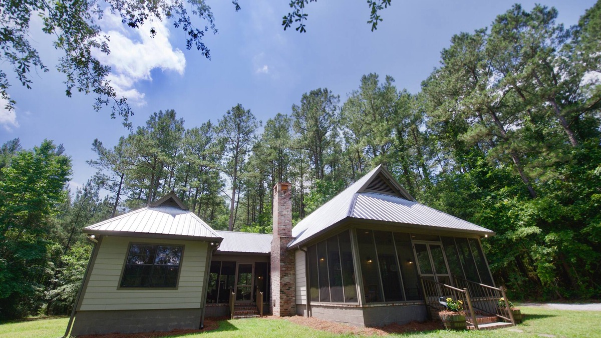 Laurel Cottage | A quiet peaceful getaway that is surrounded by beautiful trees and wild life.