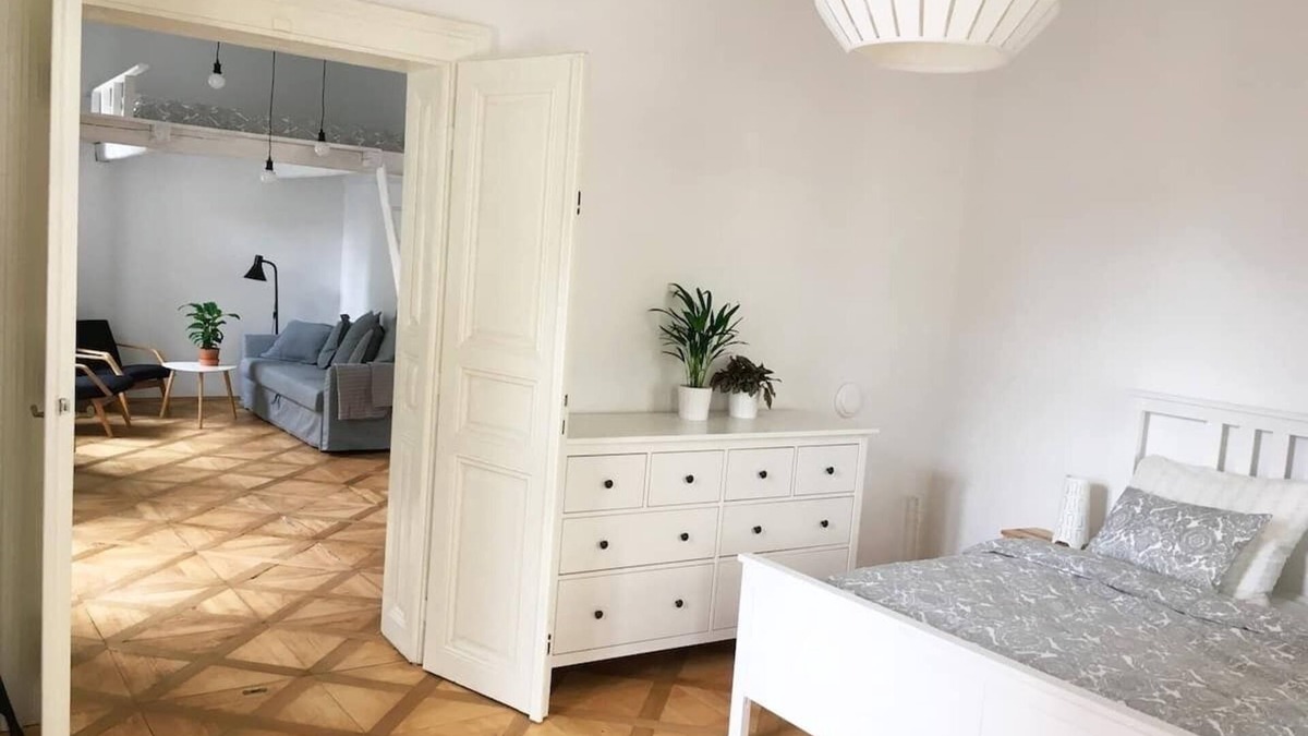 Mala Strana Condo | A renovated old-fashioned apartment full of light 5 min from the Charles Bridge.