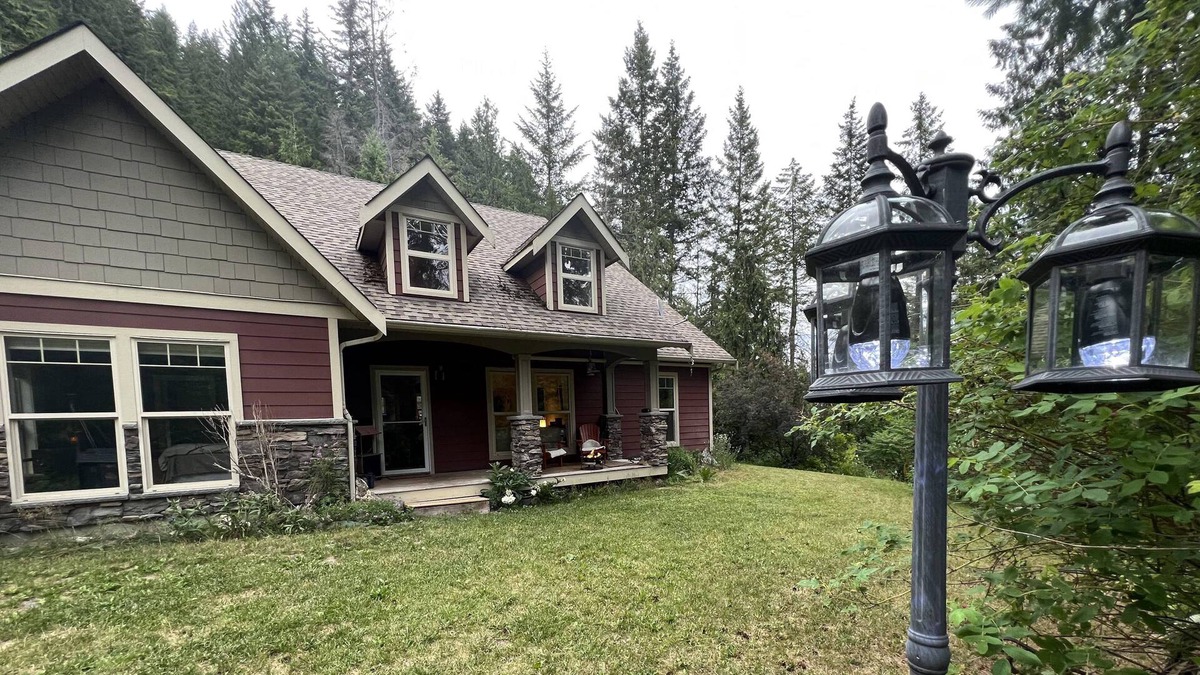 Tappen House | A river runs through it! House on acreage w/hot tub & firepit. Mins to the lake