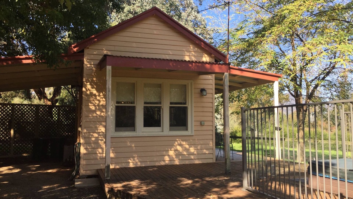Staghorn Flat Cottage | A Romantic Getaway pet friendly farm stay
