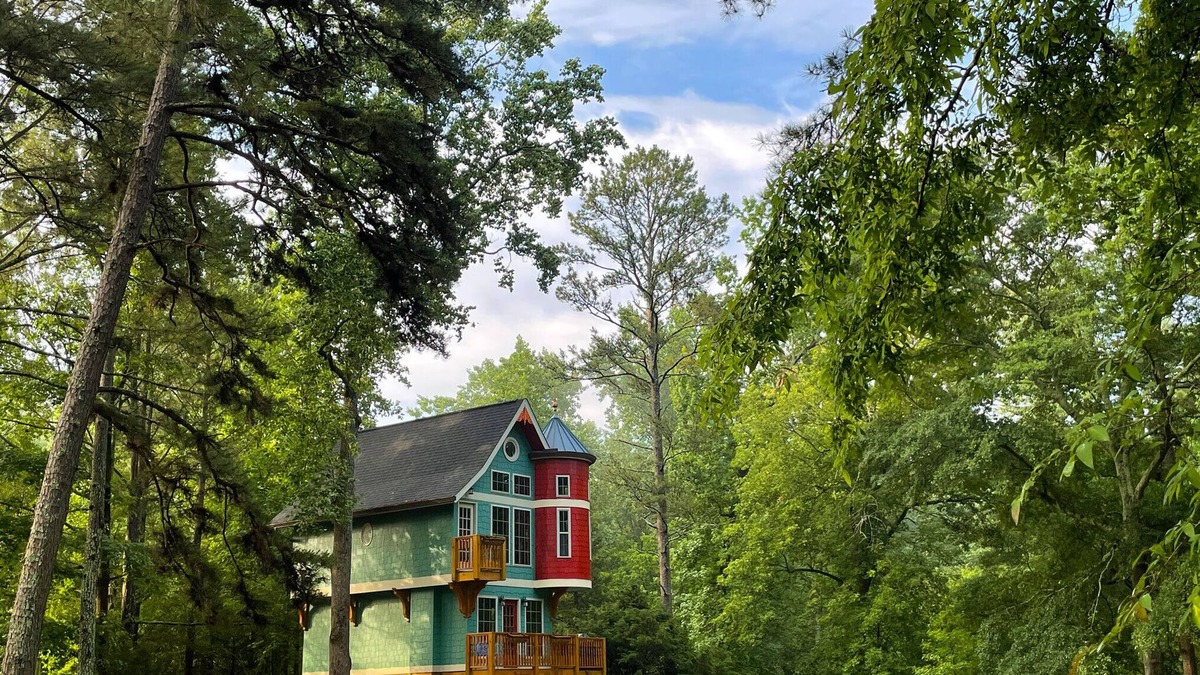 Snellville Ski Chalet | A Romantic Getaway - The Dutch House and Spa