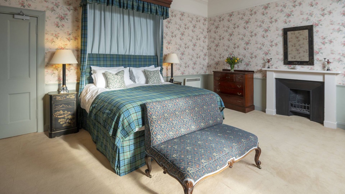 Lauder Apartment | A Romantic Scottish Castle retreat for two people