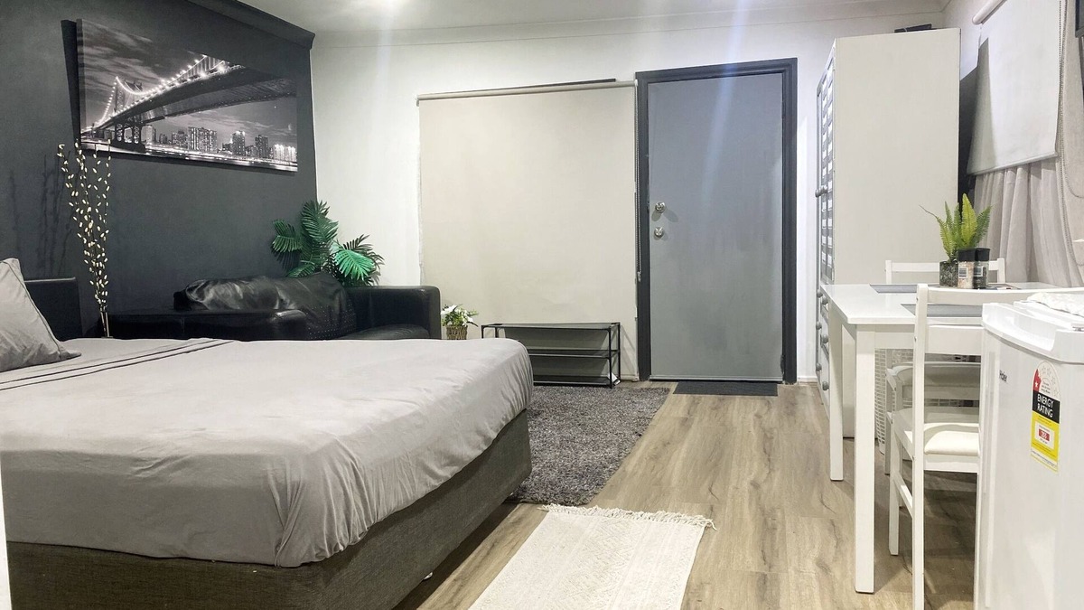 Shepparton South Bed & Breakfast | A room designed with a motel concept in a residential area.