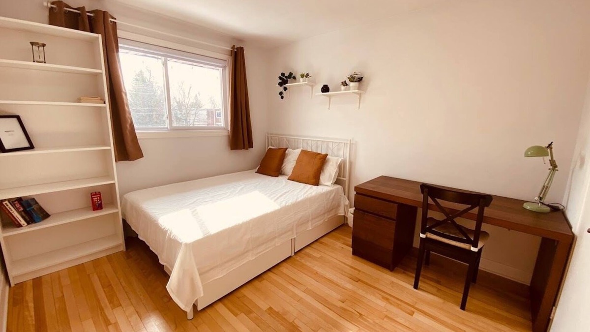 Ottawa Division House | A Room near Ottawa Downtown