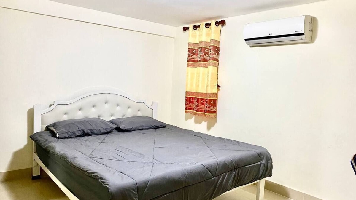Ruessei Kaev House | A spacious King bedroom with Air Condition