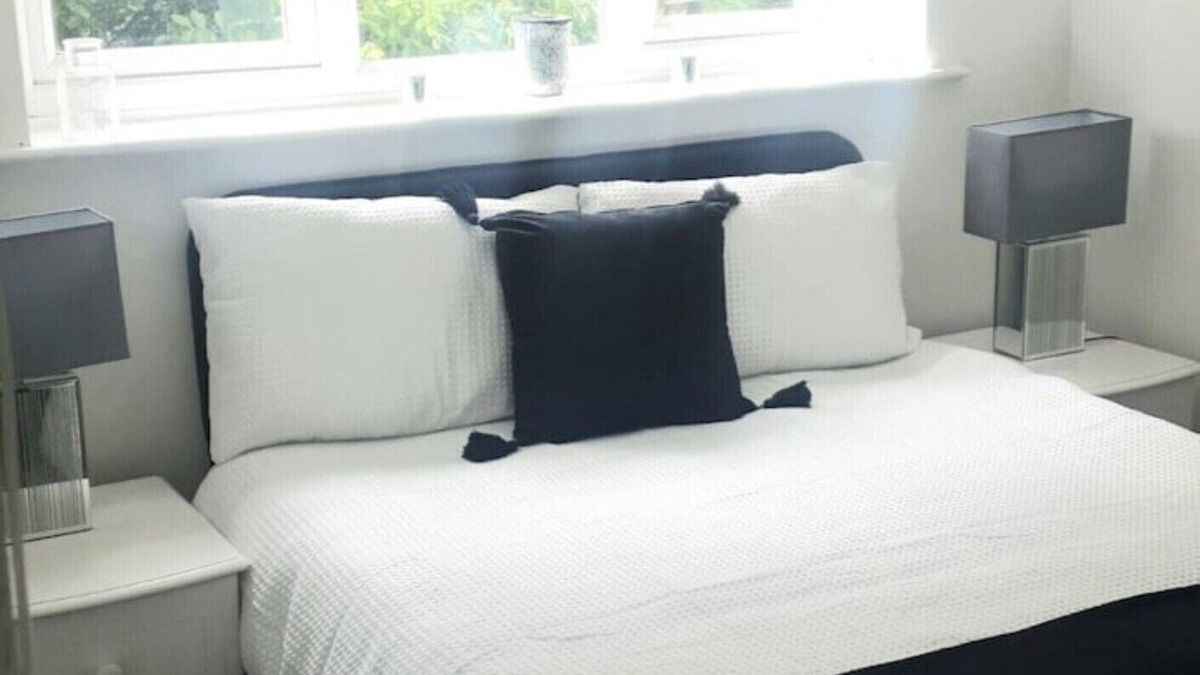 Wolverhampton Apartment | A&S properties (no guest fees) near city centrenn