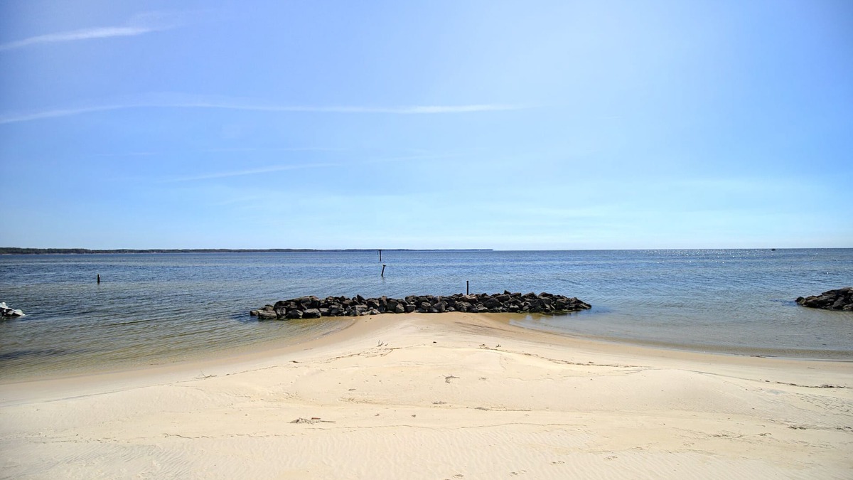 Severn House | A Sandy White Beach Retreat * NEAR WILLIAMSBURG*