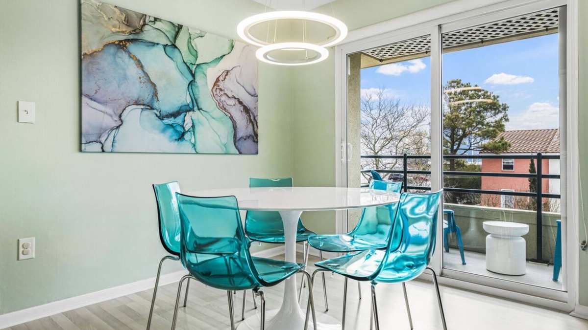 Northeast Virginia Beach Condo | A Sea Glass Dream! Modern Decor 1.5 blocks to beach EZ Parking, Fast WiFi!