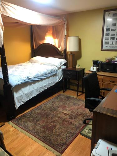 Hyde Park House | A secluded bedroom with a private full bathroom