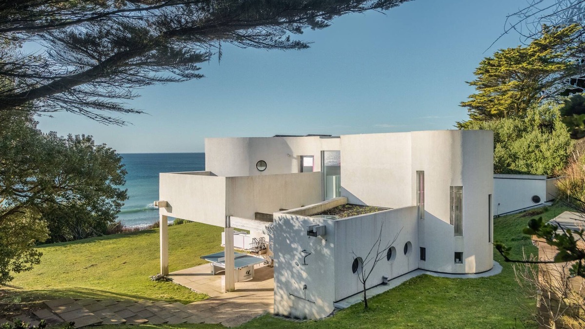 Praa Sands House | A sensational beach house just footsteps from Praa Sands Beach, with stunning sea views and hot tub