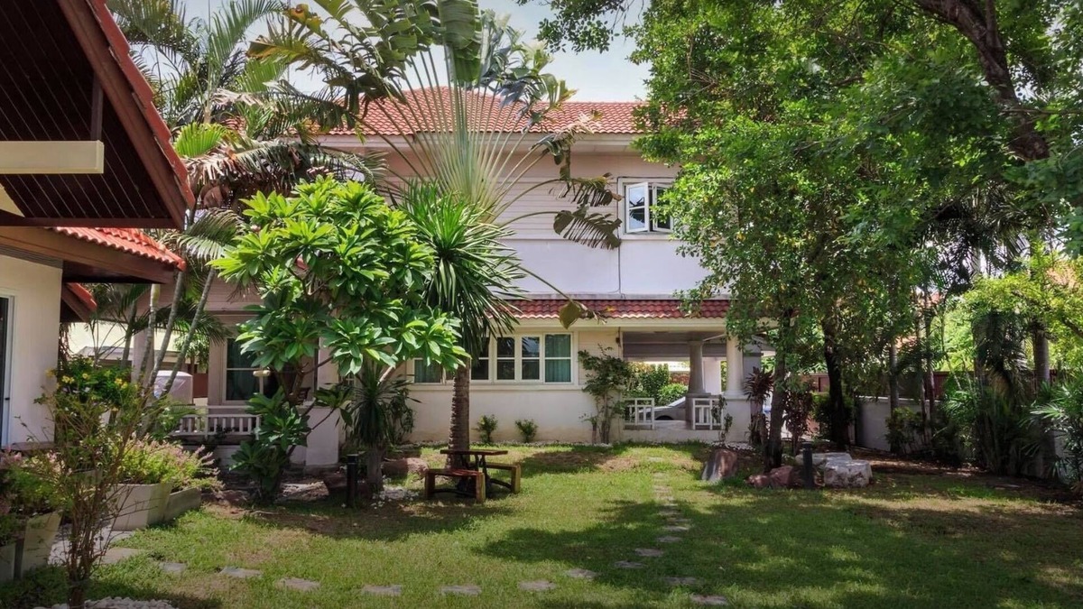 Pak Kret House | A Serene Home with Beautiful Garden