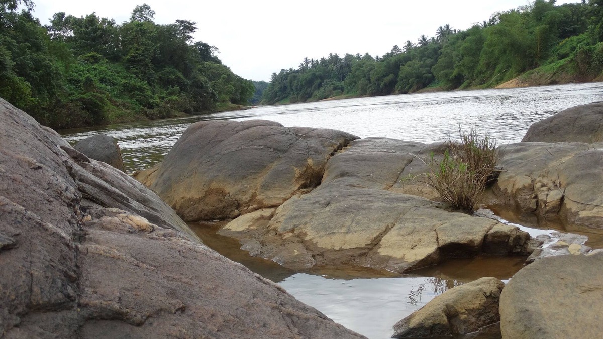 Kosgama House | A serene peaceful environment bordering A River.