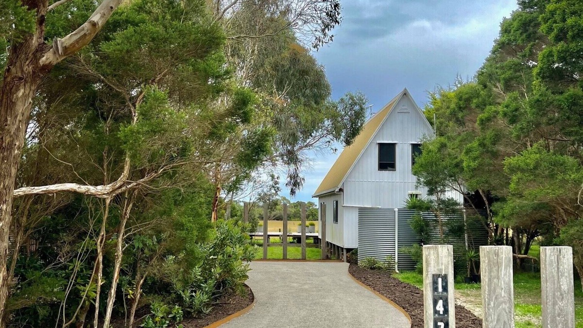 Walkerville House | A shaped beach house located on the edge of Waratah Bay close Wilsons Promontory