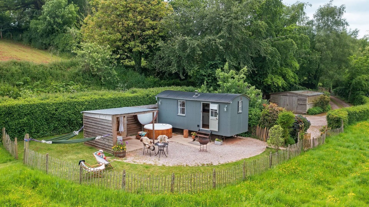 Kenn Cabin | A shepherds hut that sleeps 2 guests in 1 bedroom