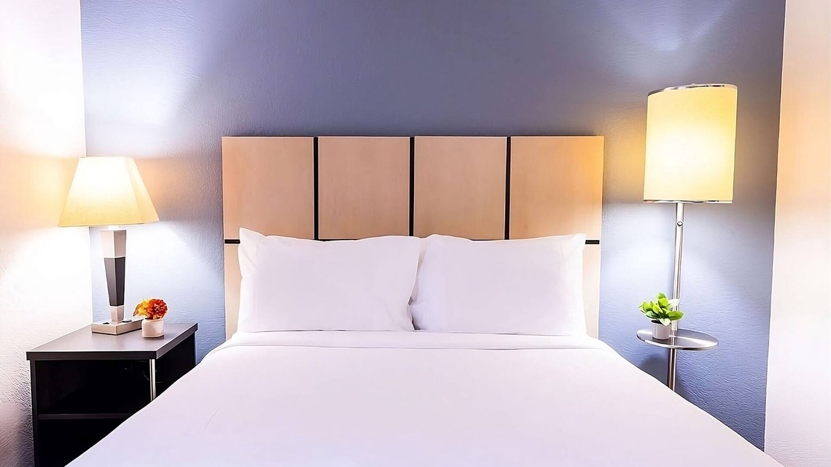 Warrenville Hotel | A Short Drive to Independence Grove Forest Preserve! Pets Allowed - Self Parking
