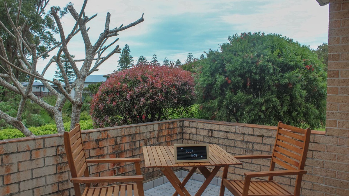 Black Head Apartment | A short walk to Black Head Beach, park with bbqs & amenities, shops and cafes